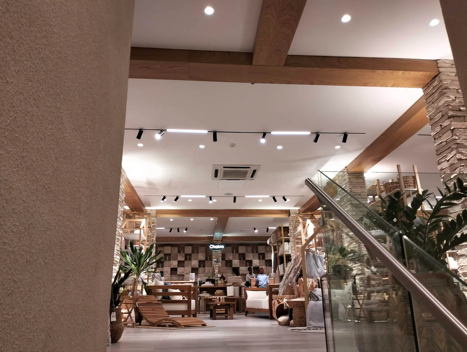 마그네틱 레일 조명을 사용한 쇼룸